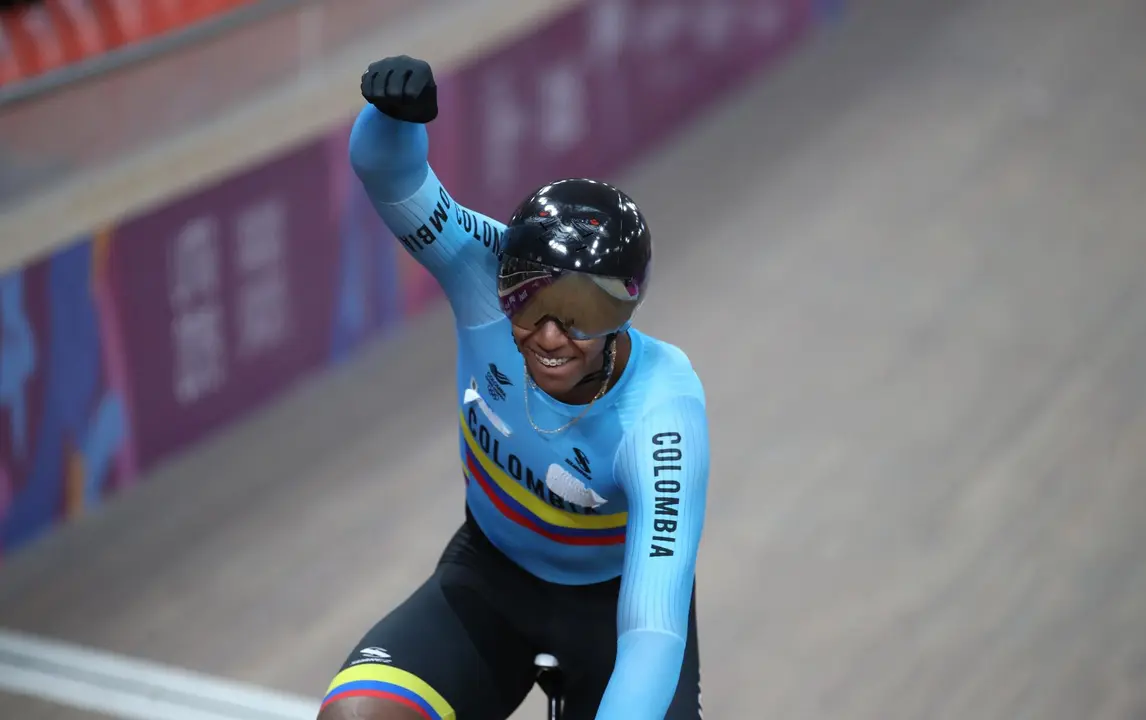 Fotograf&iacute;a de archivo en la que se registr&oacute; al colombiano Kevin Quintero al celebrar la obtenci&oacute;n de la medalla de oro de la prueba de velocidad del ciclismo de pista de los Juegos Panamericanos 2019 en Lima (Per&uacute;). Quintero ser&aacute; uno de los abanderados de su pa&iacute;s en los Juegos Ol&iacute;mpicos de Par&iacute;s 2024. EFE/Orlando Barr&iacute;a