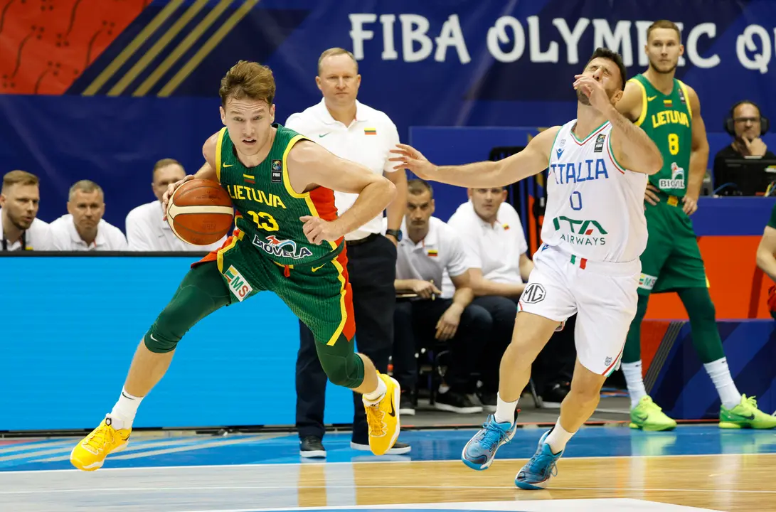 Marco Spissu (d) de Italia disputa el bal&oacute;n con Rokas Jokubaitis de Lituania, durante el Torneo de Clasificaci&oacute;n Ol&iacute;mpica FIBA, este s&aacute;bado en el Coliseo Jos&eacute; Miguel Agrelot, en San Juan (Puerto Rico). EFE/ Thais Llorca