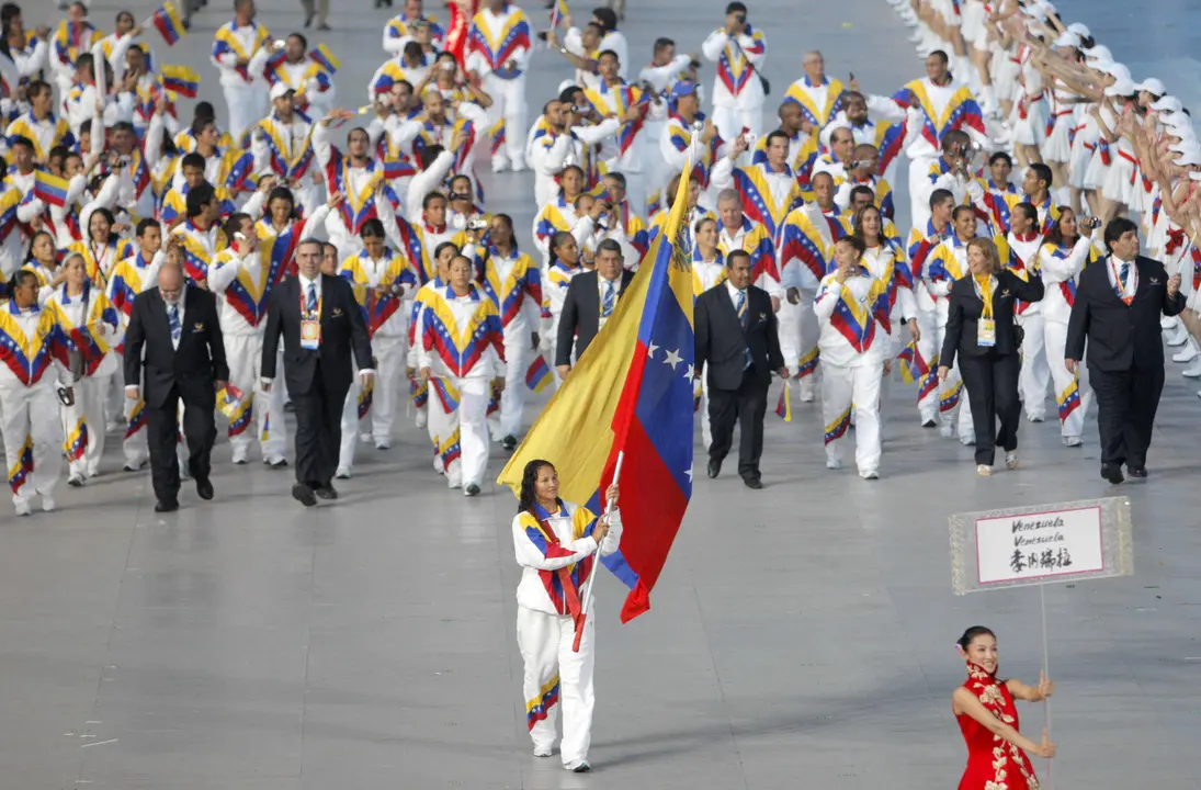 Foto de archivo de la delegaci&oacute;n de Venezuela durante el desfile de inauguraci&oacute;n de los Juegos Ol&iacute;mpicos de Pek&iacute;n 2008. La reducci&oacute;n gradual de los recursos econ&oacute;micos para la preparaci&oacute;n de los deportistas viene afectando el desempe&ntilde;o en este certamen. EFE/Lavandeira