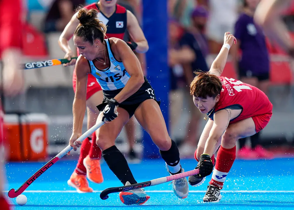 Imagen de archivo en plena acci&oacute;n de Roc&iacute;o S&aacute;nchez, capitana de las Leonas, la selecci&oacute;n argentina de hockey que es esperanza de medalla en los Juegos Ol&iacute;mpicos de Par&iacute;s. EFE/ Enric Fontcuberta.