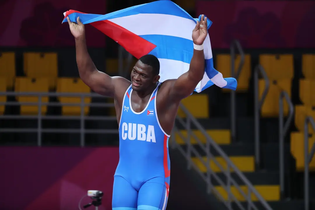 Fotograf&iacute;a de archivo del el luchador y cuatro veces medallista de oro ol&iacute;mpico, Mija&iacute;n L&oacute;pez, a quien las autoridades deportivas de su pa&iacute;s han relevado de su designaci&oacute;n como abanderado en la inauguraci&oacute;n de los Juegos de Par&iacute;s para que no interrumpa su preparaci&oacute;n. EFE/ Mart&iacute;n Alipaz