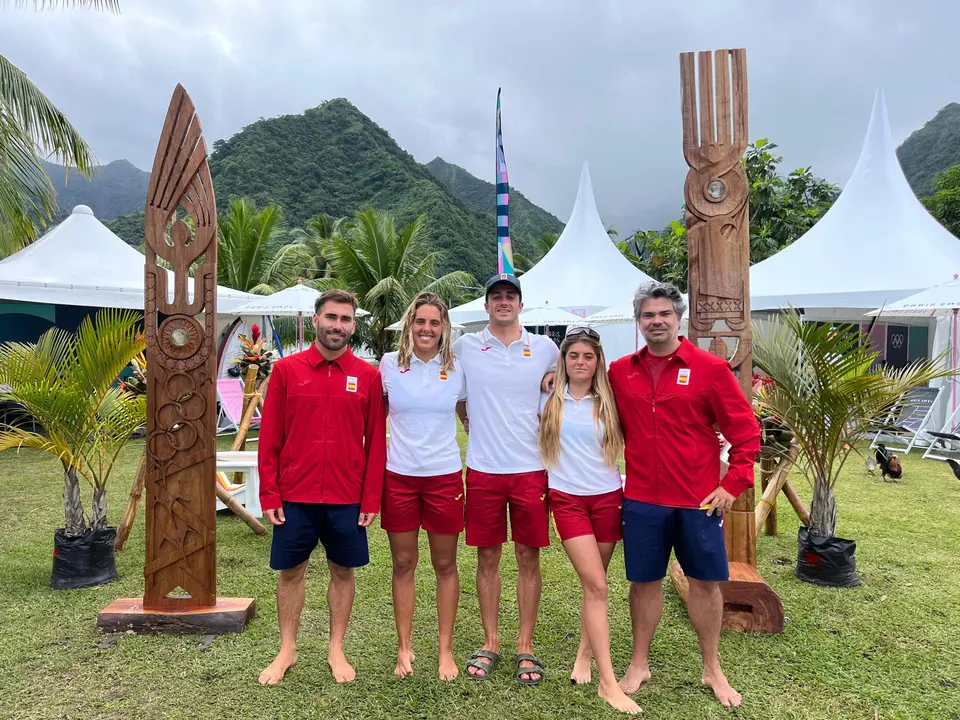 - Andy Criere (c), que junto a Nadia Erostarbe (2i) y Janire Gonz&aacute;lez (2d) ser&aacute;n los representantes espa&ntilde;oles en la competici&oacute;n de surf de los Juegos de Par&iacute;s 2024, posan en la isla de Taht&iacute;, de la Polinesia Francesa, donde Criere afirm&oacute; que sab&iacute;a antes de viajar a Tahit&iacute; que todos los rivales "son unos tiburones" pero que luego en el agua todos son iguales. EFE/Federaci&oacute;n Espa&ntilde;ola de Surf -SOLO USO EDITORIAL/SOLO DISPONIBLE PARA ILUSTRAR LA NOTICIA QUE ACOMPA&Ntilde;A (CR&Eacute;DITO OBLIGATORIO)-