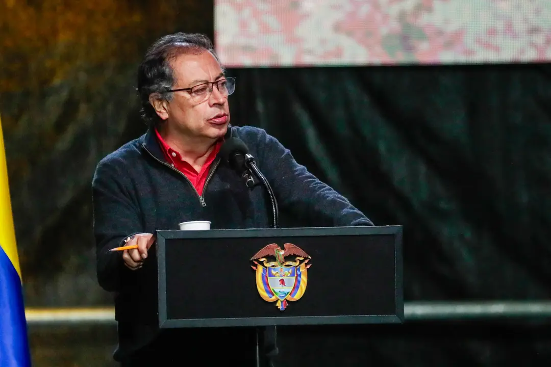 El presidente de Colombia, Gustavo Petro, habla este lunes en la Plaza de Toros La Santamar&iacute;a en Bogot&aacute; (Colombia). EFE/Carlos Ortega