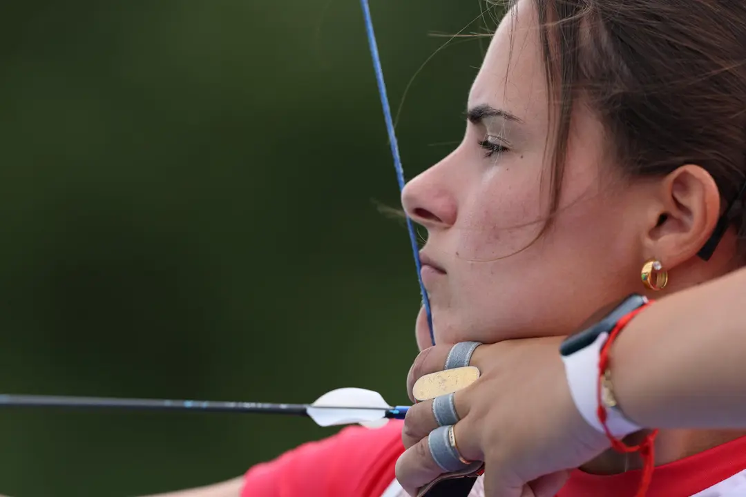 La espa&ntilde;ola Elia Canales participa en fase clasificatoria de tiro con arco durante los Juegos Ol&iacute;mpicos de Par&iacute;s 2024, este jueves, en la capital francesa. EFE/ Sashenka Guti&eacute;rrez