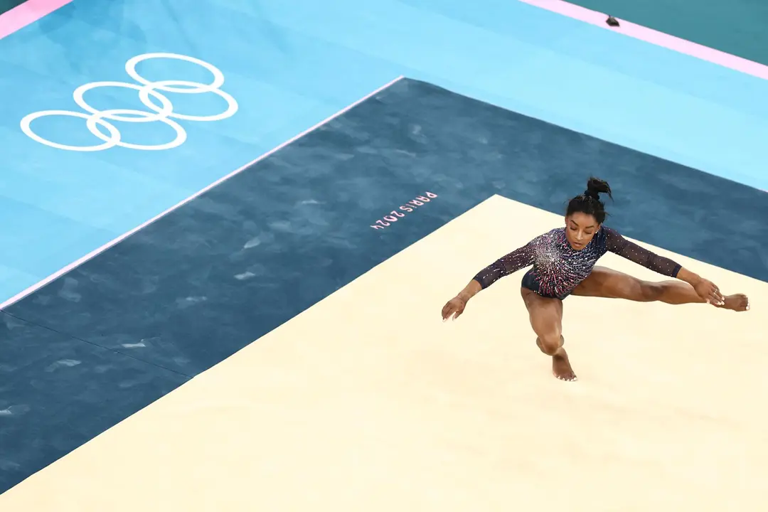 La estadounidense Simone Biles practica su rutina en el ejercicio de suelo antes de los Juegos Ol&iacute;mpicos de Par&iacute;s 2024 en el Bercy Arena de Par&iacute;s. EFE/EPA/ANNA SZILAGYI
