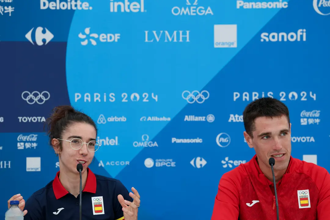 Los ciclistas Oier Lazkano y Mireia Benito durante la rueda de prensa convocada por el equipo ol&iacute;mpico espa&ntilde;ol de ciclismo contrarreloj de cara a su participaci&oacute;n en los Juegos Ol&iacute;mpicos de Par&iacute;s 2024. EFE/Sashenka Guti&eacute;rrez