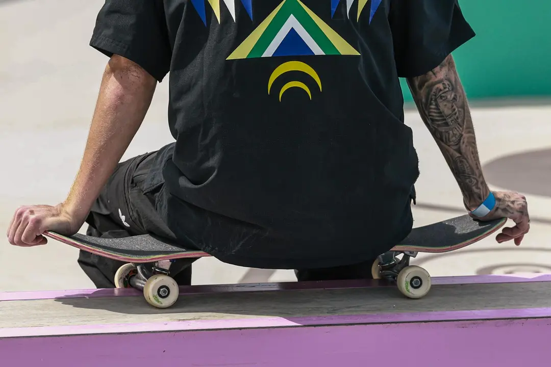 Un atleta brasile&ntilde;o de skate participa en una sesi&oacute;n de entrenamiento en la sede del Concorde en Par&iacute;s. EFE/EPA/CHRISTOPHE PETIT TESSON