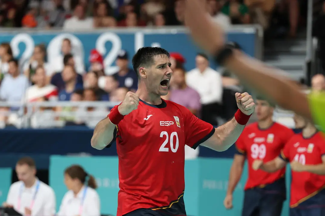 El espa&ntilde;ol Abel Serdio celebra con sus compa&ntilde;eros de la selecci&oacute;n espa&ntilde;ola de balonmano al finalizar el partido de balonmano entre Espa&ntilde;a y Eslovenia en la fase preliminar de los Juegos Ol&iacute;mpicos Par&iacute;s 2024, en Par&iacute;s, Francia. EFE/ Miguel Guti&eacute;rrez