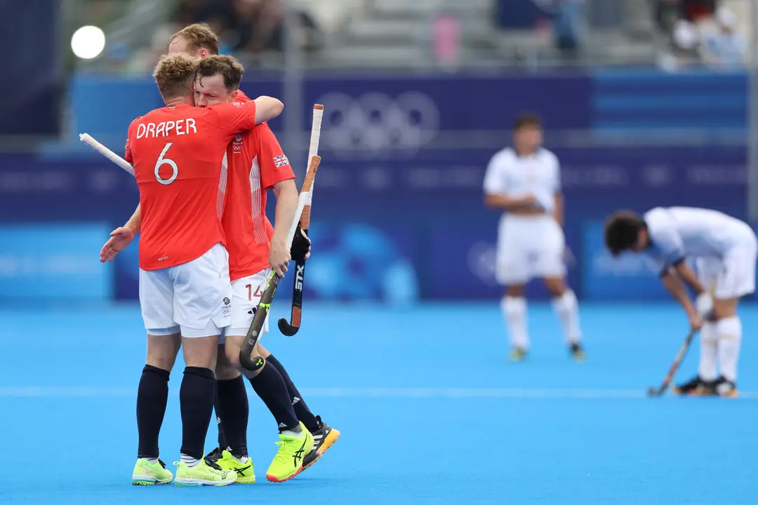 - Los jugadores brit&aacute;nicos Jacob Draper (i) y James Albery (2i) celebran tras marcar contra Espa&ntilde;a durante su partido de hockey de los Juegos Ol&iacute;mpicos de Par&iacute;s 2024 disputado este s&aacute;bado en el estadio Yves-du-Manoir. EFE/ Sashenka Guti&eacute;rrez