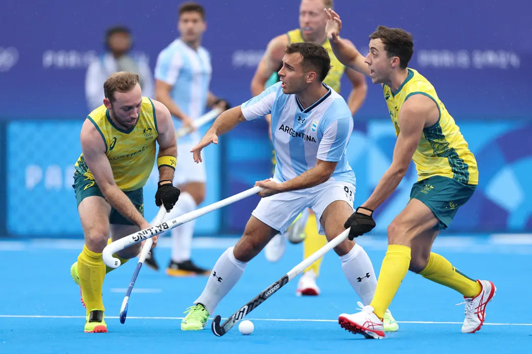 El jugador argentino Tom&aacute;s Domene (c) entre dos jugadores australianos durante su partido de hockey de los Juegos Ol&iacute;mpicos de Par&iacute;s 2024 disputado este s&aacute;bado. EFE/ Sashenka Guti&eacute;rrez