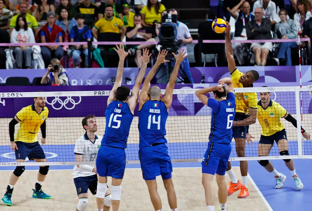 El brasile&ntilde;o Ricardo Lucarelli Souza (d) en acci&oacute;n duante el partido del grupo B que han jugado Brasil e Italia en el South Paris Arena en Par&iacute;s, Francia. EFE/EPA/MOHAMMED BADRA