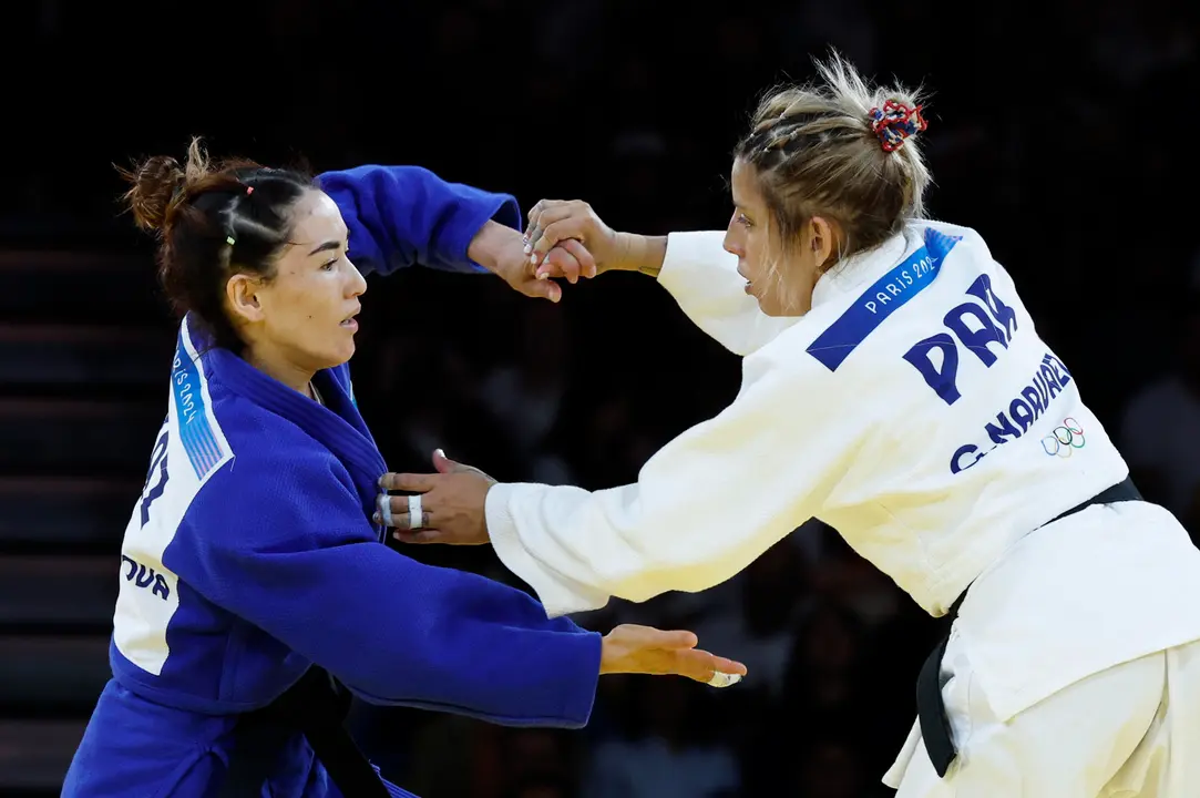 La judoca paraguaya Gabriela Narvaez (blanco) compite ante la kazaja Abiba Abuzhakynova durante la repesca de Judo 48 kg Femenino de los Juegos Ol&iacute;mpicos de Par&iacute;s 2024 este s&aacute;bado, en la capital francesa. EFE/ Chema Moya