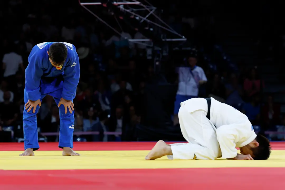 El judoca espa&ntilde;ol Francisco Garrigos (azul) compite ante el kazajo Yeldos Smetov durante la semifinal de la tabla A de Judo -60 kg Masculino de los Juegos Ol&iacute;mpicos de Par&iacute;s 2024 este s&aacute;bado, en la capital francesa. EFE/ Chema Moya