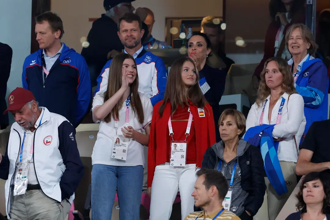 La princesa Leonor (c-d) y la infanta Sof&iacute;a (c-i) tras la victoria espa&ntilde;ola en el partido de dobles entre los tenistas espa&ntilde;oles Rafael Nadal y Carlos Alcaraz y los argentinos M&aacute;ximo Gonz&aacute;lez y Andr&eacute;s Molteni, correspondiente a la primera ronda de dobles masculino de tenis de los Juegos Ol&iacute;mpicos de Par&iacute;s 2024 este s&aacute;bado en la pista Phillipe Chatrier de Par&iacute;s. EFE/ Juanjo Mart&iacute;n
