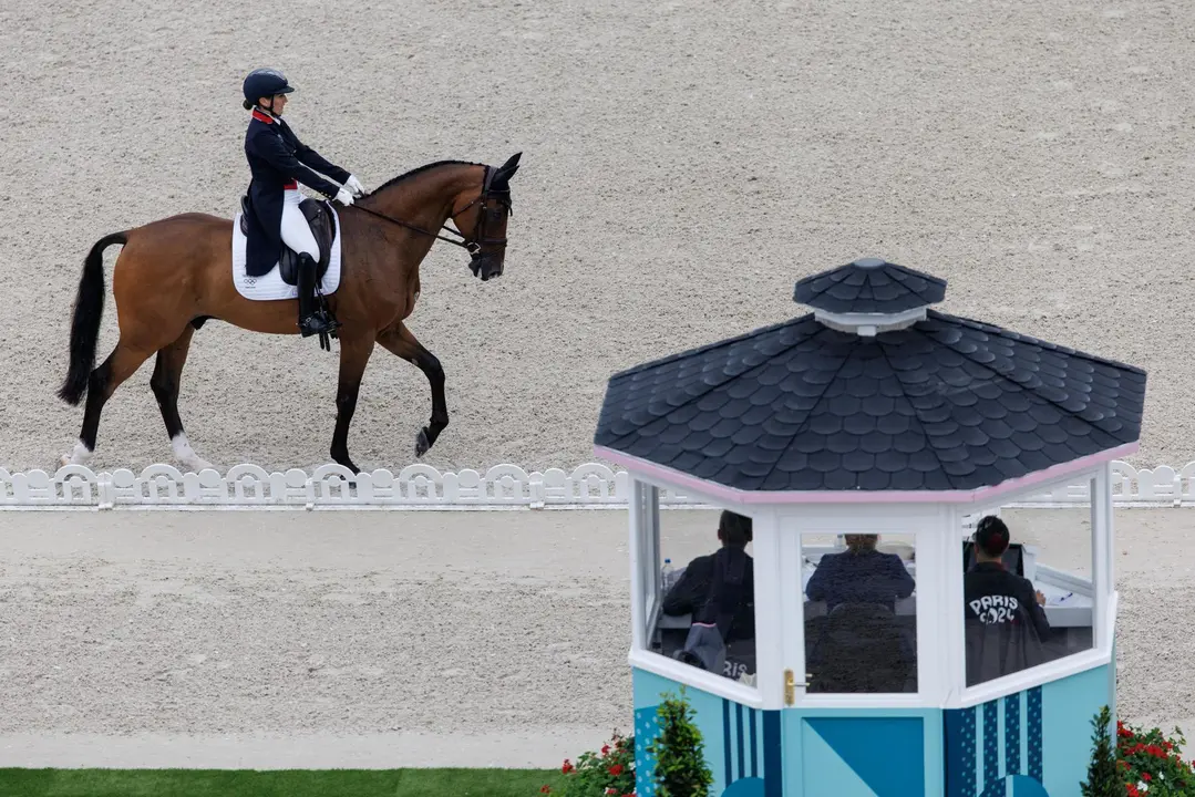Lla brit&aacute;nica Laura Collett Chateau en el Palacio de Versailles en Versailles, Francia. EFE/EPA/TOLGA AKMEN