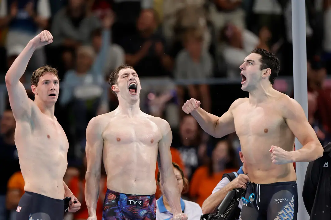 El equipo estadounidense, compuesto por Jack Alexy (d), Chris Guiliano  (i) y Hunter Armstrong (c), celebra el oro en la final de 4x100m Estilo Libre Masculino de los Juegos Ol&iacute;mpicos Par&iacute;s 2024, este s&aacute;bado, en Par&iacute;s, Francia. EFE/Lavandeira Jr.