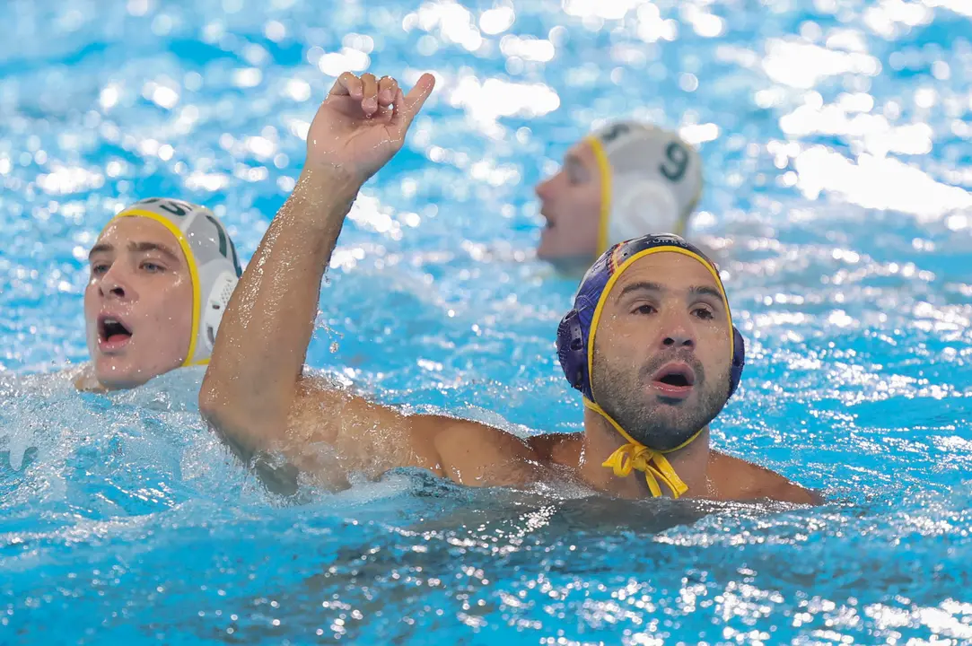 El jugador espa&ntilde;ol Felipe Perrone celebra tras marcar un gol a Australia durante el partido de waterpolo de losJuegos de Par&iacute;s 2024 disputado este domingo en el Centro Acu&aacute;tico de Par&iacute;s (Francia). EFE/ Kiko Huesca