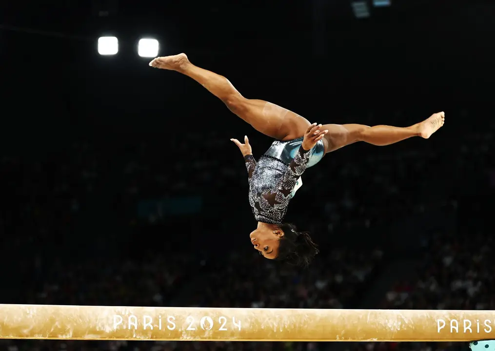 Con un ejercicio de barra soberbio, precedida por una ovaci&oacute;n atronadora en el pabell&oacute;n de Bercy, la estadounidense Simone Biles regres&oacute; este domingo al escenario ol&iacute;mpico. EFE/EPA/ANNA SZILAGYI