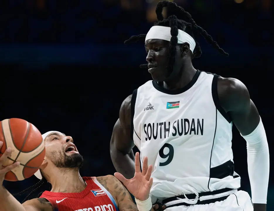 Stephen Thompson Jr. de Puerto Rico, y Wenyen Gabriel, de Sud&aacute;n del Sur, durante el partido de este domingo. EFE/EPA/ALEX PLAVEVSKI