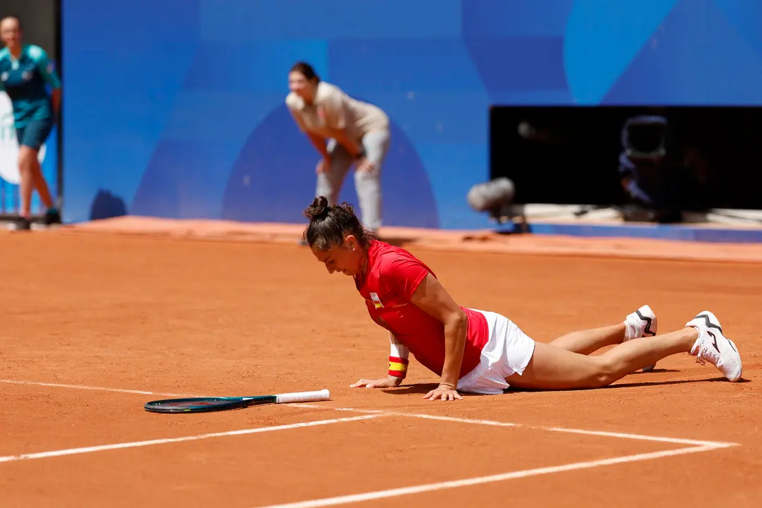 La tenista espa&ntilde;ola Sara Sorribes cae durante su partido de primera ronda individual femenina de los Juegos Ol&iacute;mpicos de Par&iacute;s 2024 contra la checa Barbora Krejcikova. EFE/ Juanjo Mart&iacute;n