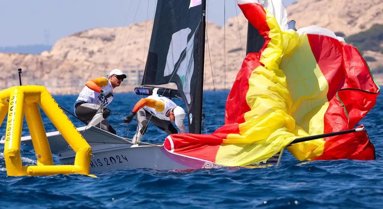 Diego Bot&iacute;n y Florian Trittel, componentes del 49er espa&ntilde;ol, en Marsella, Francia. EFE/EPA/OLIVIER HOSLET