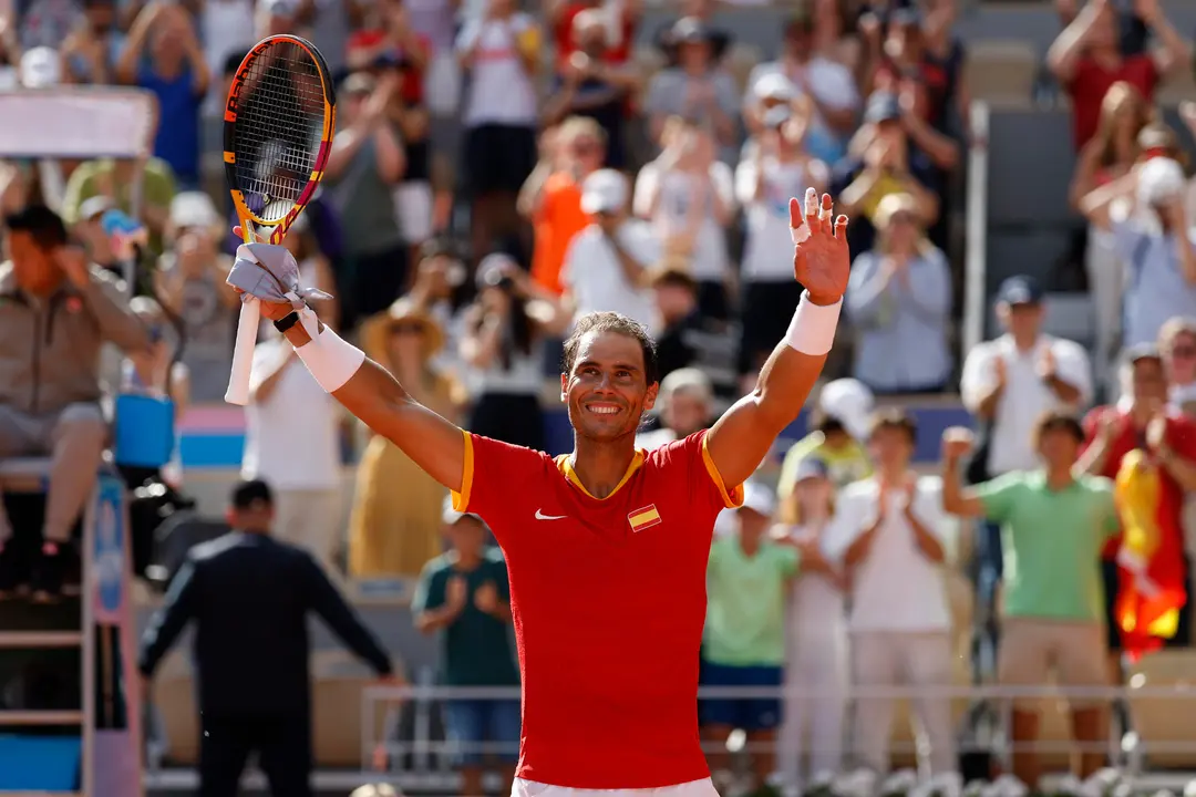 El tenista espa&ntilde;ol Rafael Nadal celebra tras vencer al h&uacute;ngaro Marton Fucsovics en la primera ronda individual masculina de los Juegos Ol&iacute;mpicos de Par&iacute;s 2024 en la pista Philippe-Chatrier del complejo de tenis Roland Garros, este domingo en Par&iacute;s, Francia. EFE/ Juanjo Mart&iacute;n