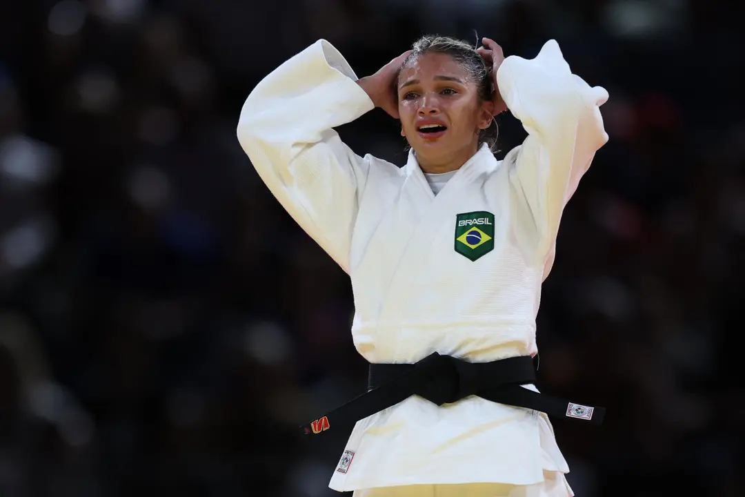 La judoka brasile&ntilde;a Larissa Pimenta celebra tras vencer a la italiana Odette Giuffrida en el combate por la medalla de bronce de Judo Femenino en la categor&iacute;a de -52 kilos de los Juegos Ol&iacute;mpicos de Par&iacute;s 2024 este domingo en Par&iacute;s. EFE/ Miguel Guti&eacute;rrez