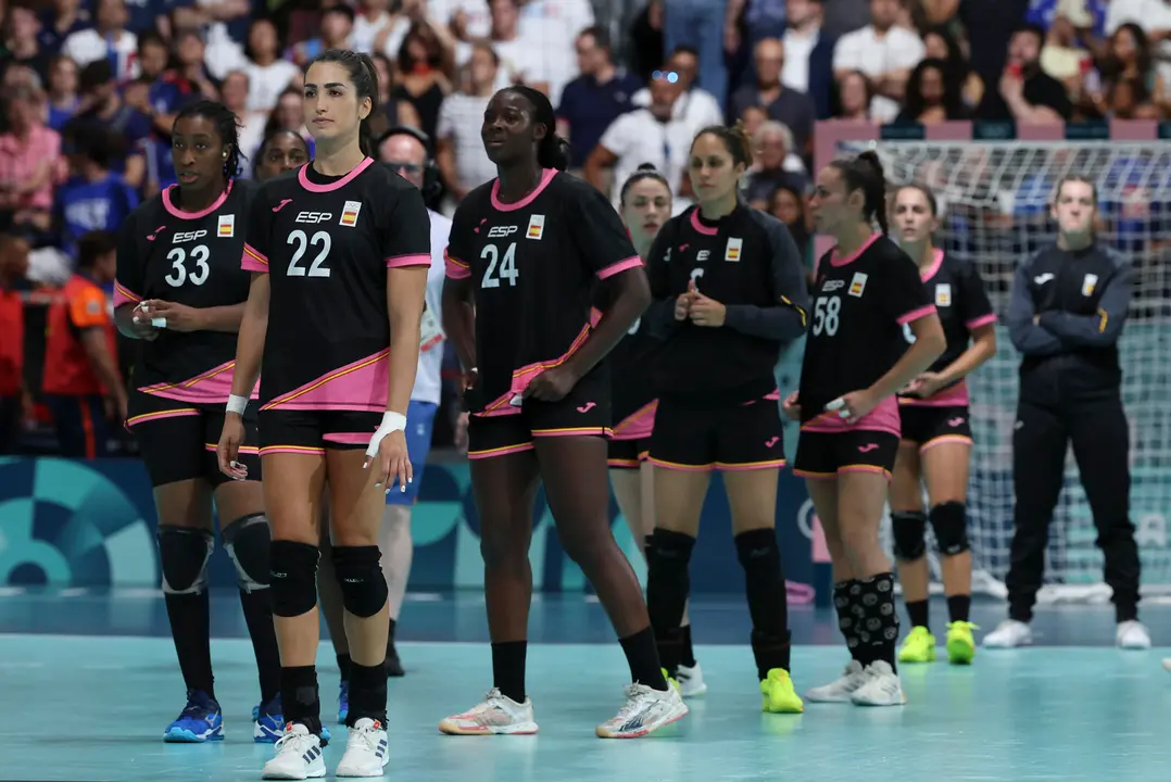 Las jugadoras espa&ntilde;olas tras la derrota ante Angola este domingo, en el partido de ronda preliminar del Grupo B de Balonmano Femenino, parte de los Juegos Ol&iacute;mpicos de Par&iacute;s 2024, en la capital fancesa. EFE/ Kiko Huesca