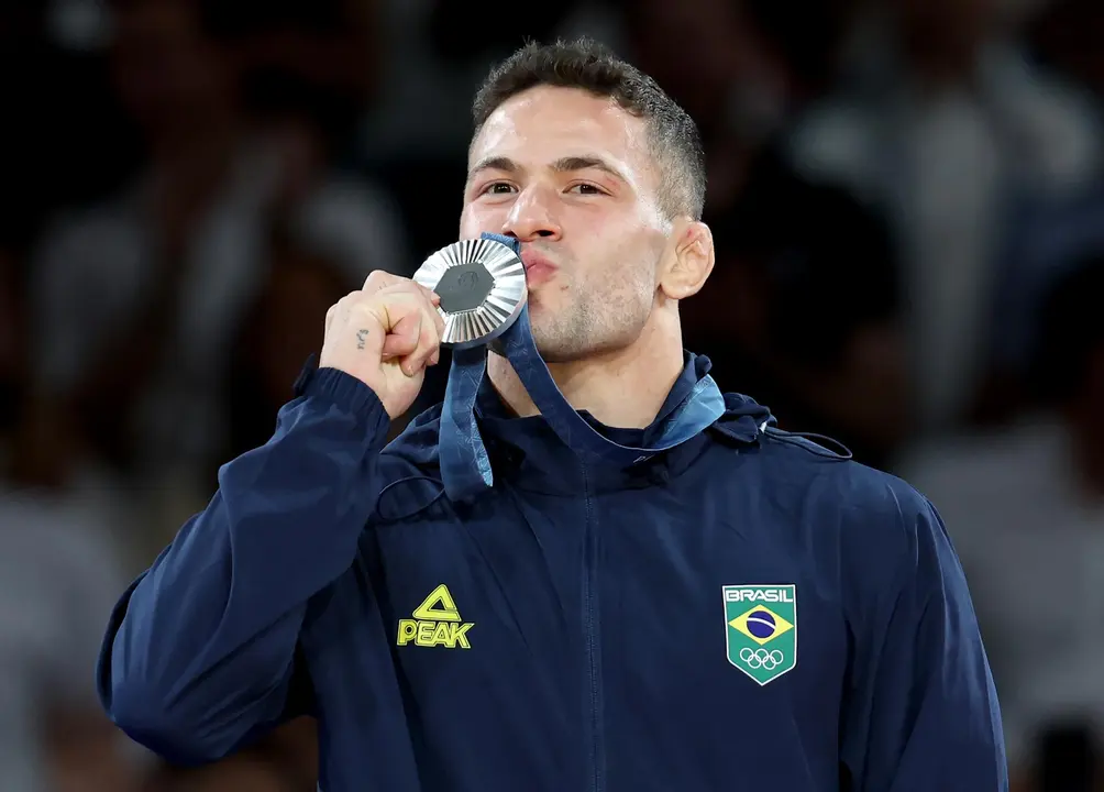 El brasile&ntilde;a Willian Lima besa la medalla de plata conseguida en la categor&iacute;a de -66kg en el Champs-de-Mars Arena en Paris, Francia. EPA/DANIEL IRUNGU