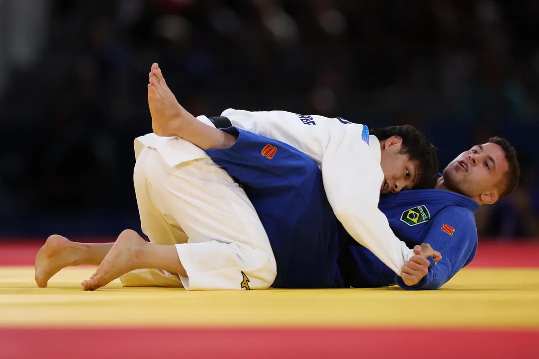 El judoka japon&eacute;s Hifumi Abe (blanco) compite ante el brasile&ntilde;o Willian Lima en la final de Judo Masculino en la categor&iacute;a de -66 kilos de los Juegos Ol&iacute;mpicos de Par&iacute;s 2024 este domingo en Par&iacute;s. EFE/ Miguel Guti&eacute;rrez