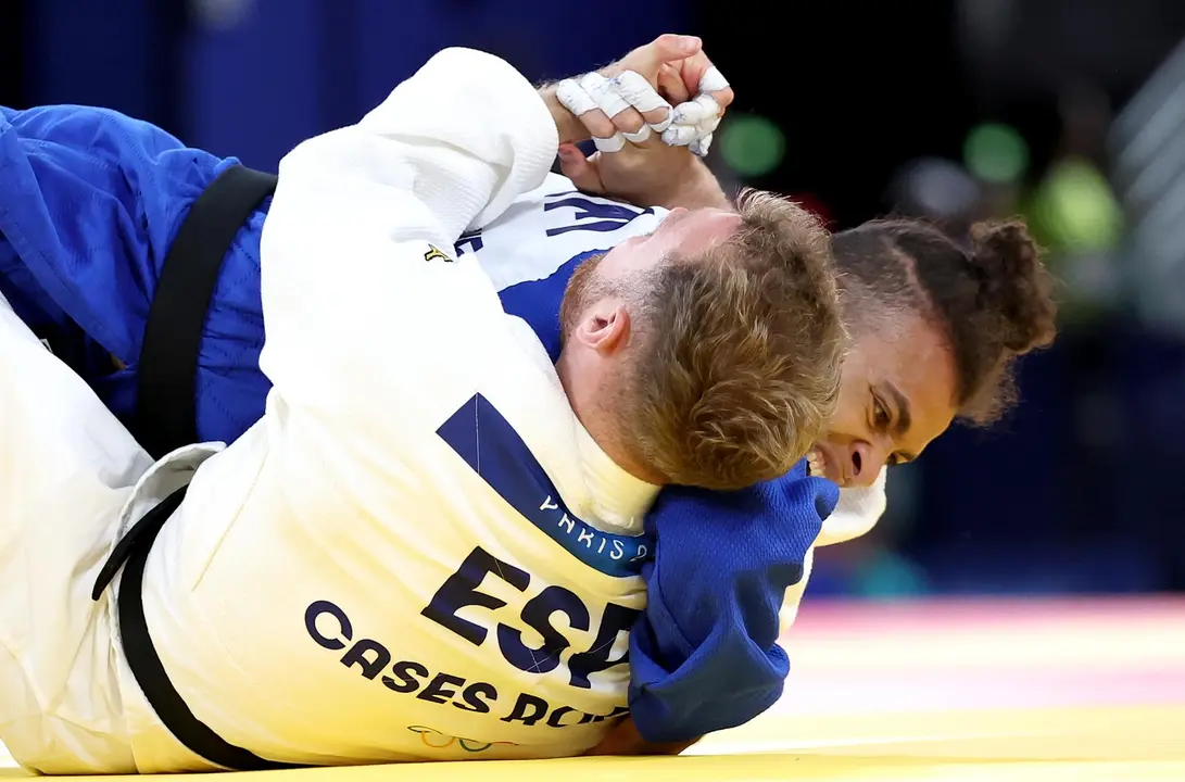 El espa&ntilde;ol Salvador Cases Roca (blanco) de en acci&oacute;n contra Faye Njie de Gambia en la ronda de eliminaci&oacute;n masculina -73kg de judo en los Juegos Ol&iacute;mpicos de Par&iacute;s 2024. EFE/EPA/DANIEL IRUNGU