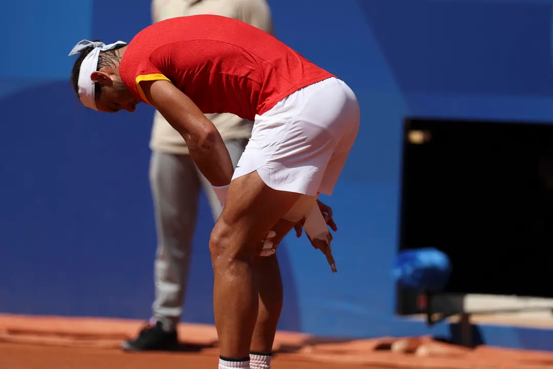 El tenista espa&ntilde;ol Rafa Nadal se toca el muslo tras una jugada ante el serbio Novak Djokovic durante el partido celebrado en el marco de los Juegos Ol&iacute;mpicos de Par&iacute;s, este lunes. EFE/ Juanjo Mart&iacute;n
