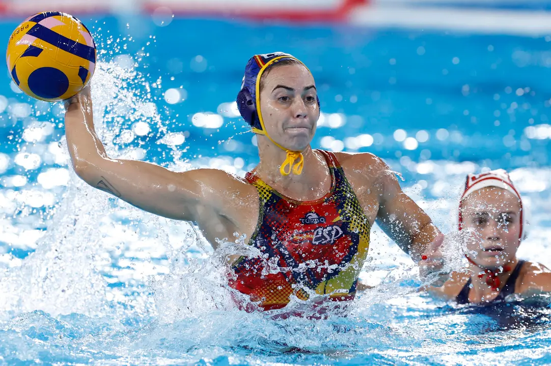La lateral espa&ntilde;ola Bea Ortiz (i) lanza ante Estados Unidos este lunes, durante el partido del Grupo B de la ronda preliminar de Waterpolo Femenino de los Juegos Ol&iacute;mpicos de Par&iacute;s 2024, en el Centro Acu&aacute;tico de la capital francesa. EFE/ Miguel To&ntilde;a
