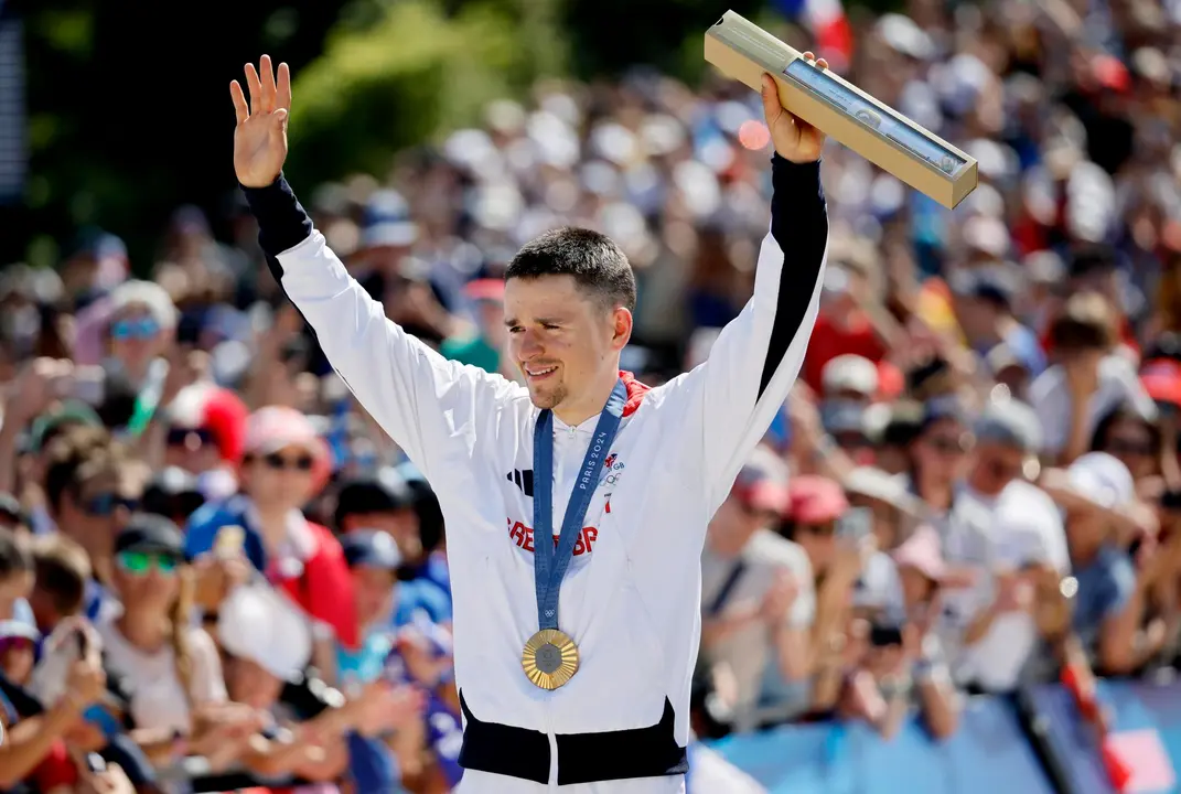 El brit&aacute;nico Tom Pidcock, doble campe&oacute;n ol&iacute;mpico de bicicleta de monta&ntilde;a, celebra su triunfo en la prueba de monta&ntilde;a. EFE/EPA/TOLGA AKMEN