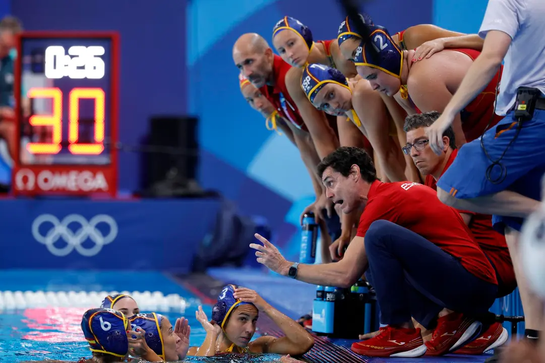 Miki Oca, seleccionador del equipo femenino espa&ntilde;ol de waterpolo, da indicaciones a sus jugadoras en el centro Acu&aacute;tico de Par&iacute;s, Francia. EFE/EPA/CAROLINE BREHMAN
