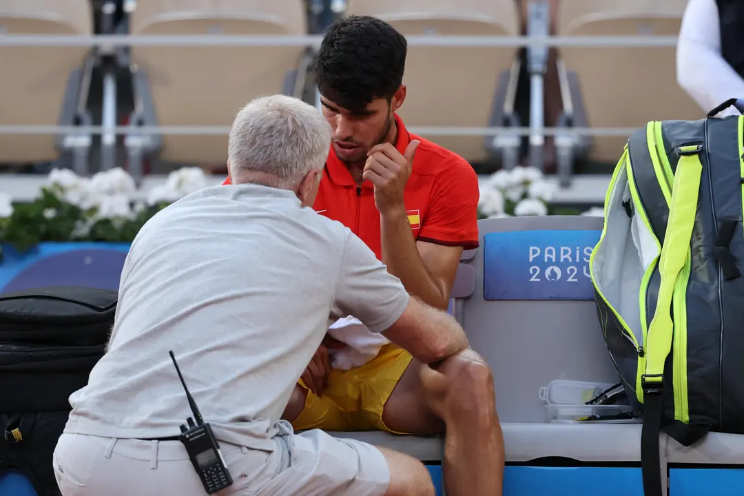 El tenista espa&ntilde;ol Carlos Alcaraz pide tiempo m&eacute;dico ante el holand&eacute;s Tallon Griekspoor durante el partido de tenis de segunda ronda individual masculino celebrado en el marco de los Juegos Ol&iacute;mpicos de Par&iacute;s, en la pista Pista Philippe-Chatrier de la capital francesa. EFE/ Juanjo Mart&iacute;n