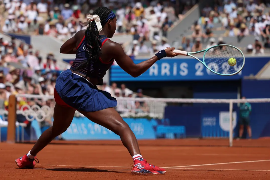La tenista estadounidense Coco Gauff devuelve de derecha la pelota a la croata Donna Veckik durante el partido de tercera ronda celebrado en los Juegos Ol&iacute;mpicos de Par&iacute;s 2024 en Par&iacute;s. EFE/Juanjo Mart&iacute;n