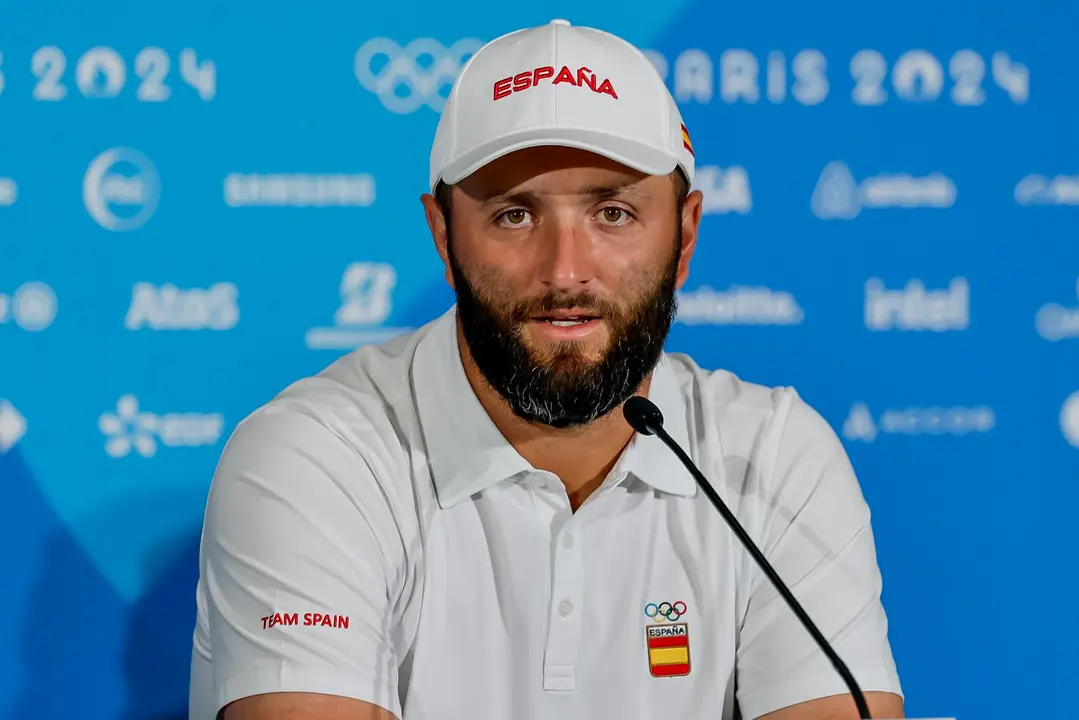 El golfista espa&ntilde;ol Jon Rahm durante la rueda de prensa de este martes en Le Golf National en Saint-Quentin-en-Yvelines, EFE/EPA/ERIK S. LESSER