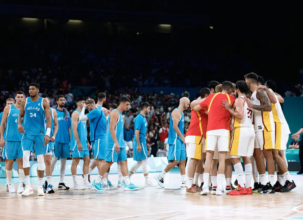 El equipo espa&ntilde;ol de baloncesto masculino hae pi&ntilde;a tras ganar a Grecia en e Pierre Mauroy Stadium en Villeneuve-d'Ascq, Francia. EFE/EPA/ALEX PLAVEVSKI
