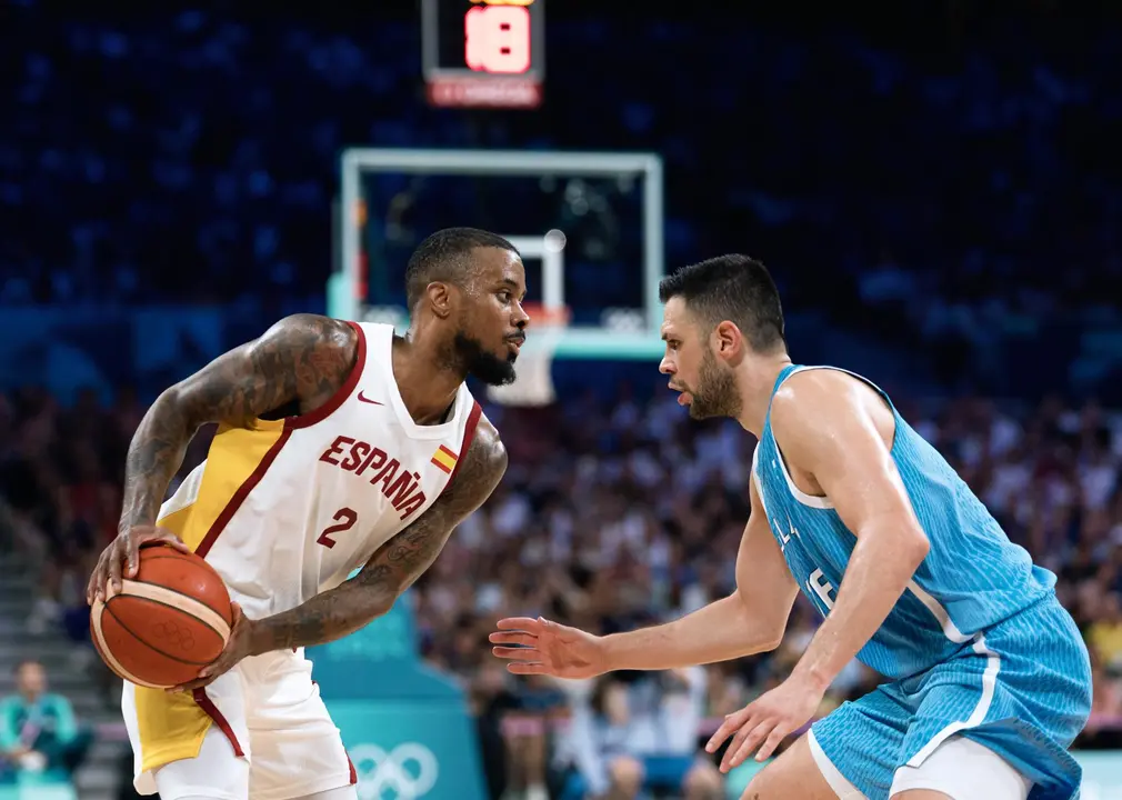 El base de Espa&ntilde;a Lorenzo Brown en acci&oacute;n ante el griego Kostas Papanikolaou en el Pierre Mauroy Stadium en Villeneuve-d'Ascq, Francia. EFE/EPA/ALEX PLAVEVSKI