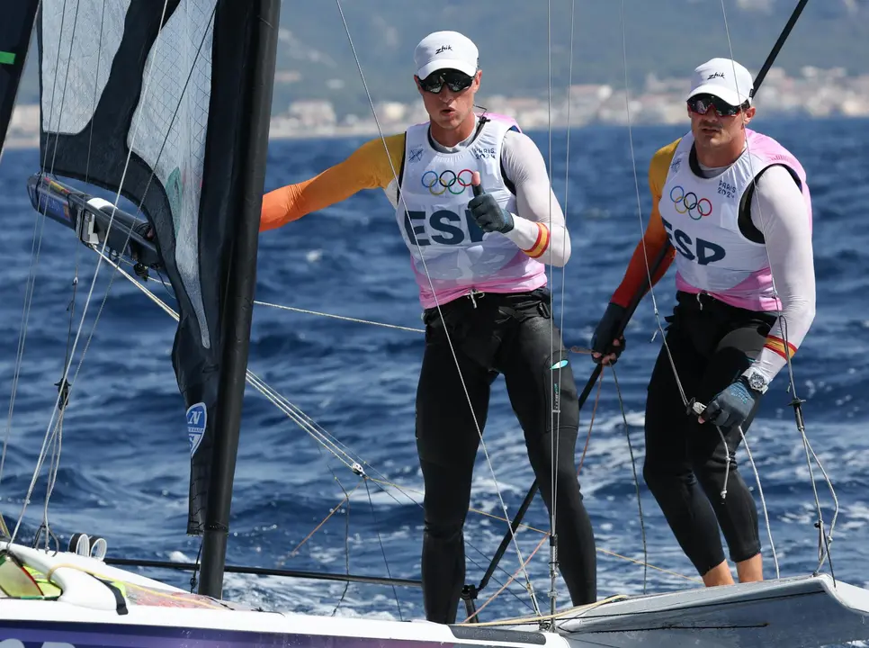 Diego Bot&iacute;n y Florian Trittel, componentes del 49er espa&ntilde;ol, en Marsella, Francia. EFE/EPA/OLIVIER HOSLET