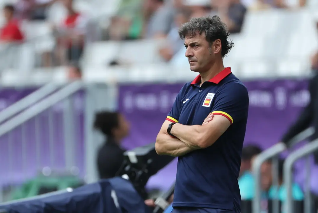 El entrenador espa&ntilde;ol, Santi Denia, da instrucciones a sus jugadores durante un partido del Grupo C de f&uacute;tbol masculino de los Juegos Ol&iacute;mpicos de Par&iacute;s 2024, entre Espa&ntilde;a y Egipto, en el Estadio de Burdeos (Francia) este martes. EFE/ Kiko Huesca