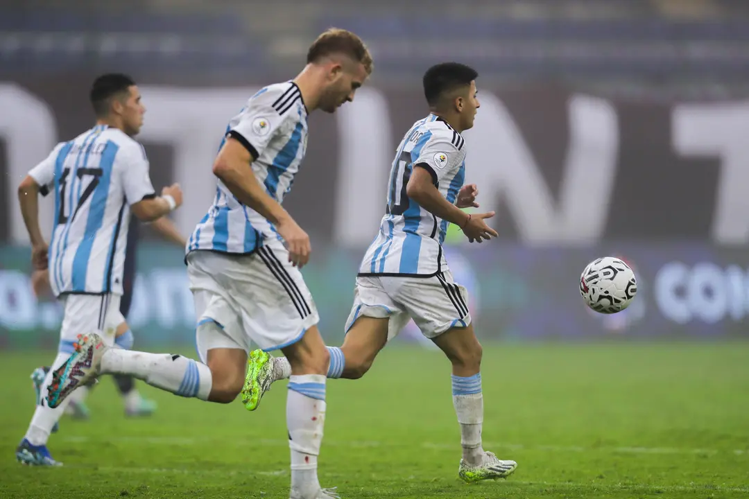 Thiago Almada (d) de Argentina celebra un gol en foto de archivo de Rayner Pe&ntilde;a R.EFE