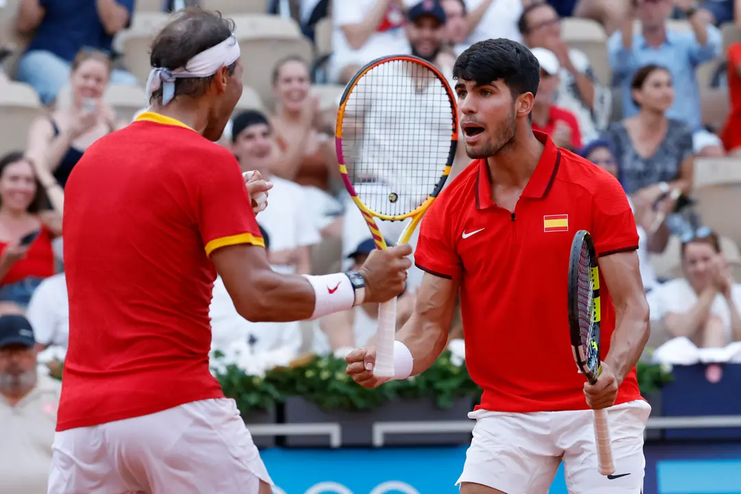 Los tenistas espa&ntilde;oles Rafa Nadal (i) y Carlos Alcaraz celebran su victoria ante la pareja de Pa&iacute;ses Bajos compuesta por Wesley Koolhof y Tallon Griekspoor este martes, durante el partido de segunda ronda de dobles masculino de tenis, parte de los Juegos Ol&iacute;mpicos de Par&iacute;s 2024, en la capital francesa. EFE/ Juanjo Mart&iacute;n
