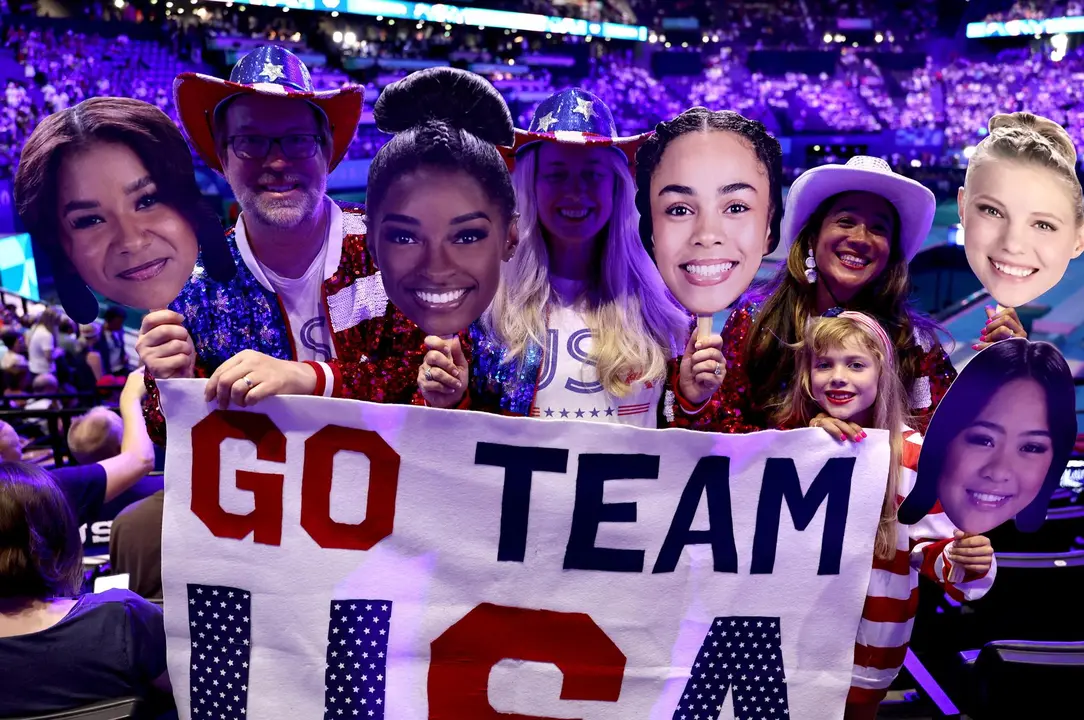 Aficionados durante la final de Gimnasia Art&iacute;stica en Equipos Femenino, parte de los Juegos Ol&iacute;mpicos de Par&iacute;s 2024 este martes, en el Bercy Arena de la capital francesa.  EFE/EPA/ANNA SZILAGYI