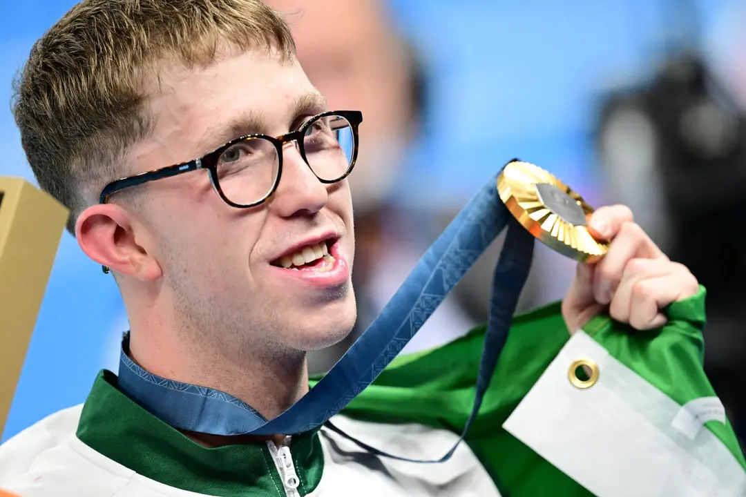 Daniel Wiffen, primer nadador irland&eacute;s masculino en subir a los m&aacute;s alto de un podio ol&iacute;mpicos, tras ganar en la piscina de La Defense Arena in Paris, Francia. EFE/EPA/CHRISTIAN BRUNA