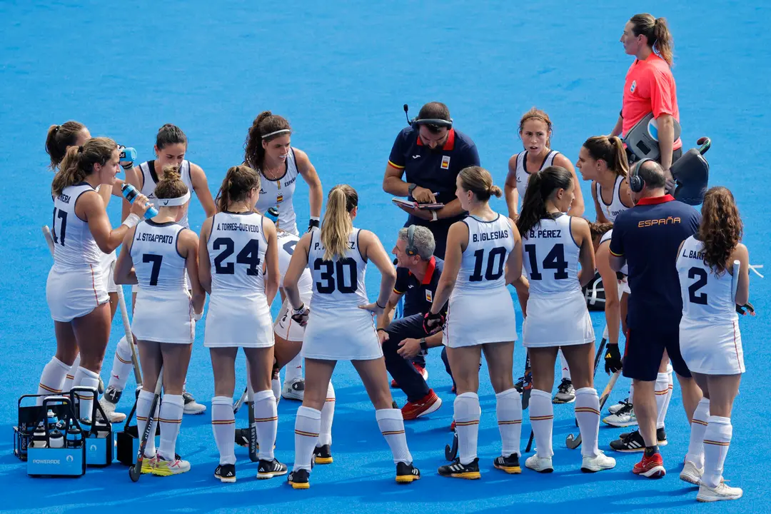 Las jugadoras espa&ntilde;olas escuchan las indicaciones del seleccionador Carlos Garc&iacute;a Cuenca (c) en un descanso del partido de hockey hierba de los Juegos Ol&iacute;mpicos de Par&iacute;s 2024 disputado contra Argentina en el estadio Yves-du-Manoir Stadium 1 en Colombes, Francia. EFE/ Lavandeira Jr.