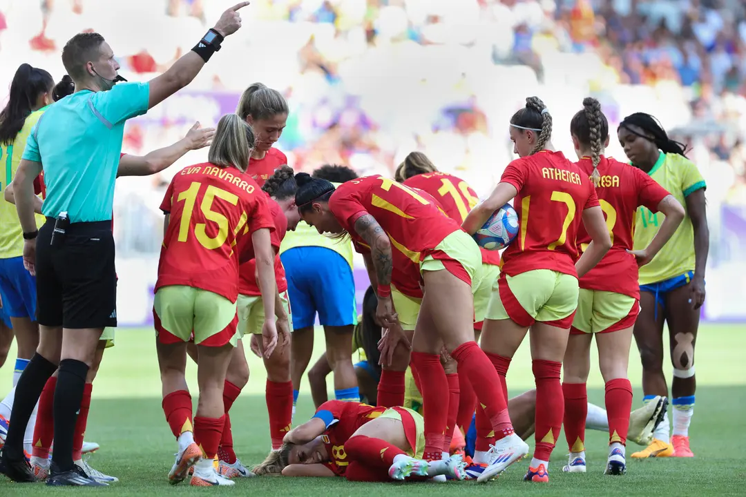 La defensa espa&ntilde;ola Olga Carmona (c-abajo) se duele de una falta realizada por la delantera brasile&ntilde;a Marta este mi&eacute;rcoles, en el partido del Grupo C de F&uacute;tbol Femenino de los Juegos Ol&iacute;mpicos de Par&iacute;s 2024, entre Brasil y Espa&ntilde;a, celebrado en el Estadio de Burdeos (Francia). EFE/ Kiko Huesca