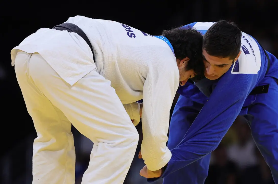 El griego Theodoros Tselidis (blanco) y el espa&ntilde;ol Tristani Mosakhlishvili durante el combate por el bronce en -90kg celebrado en los Campos de Marte en Par&iacute;s, Francia. EFE/EPA/TERESA SUAREZ