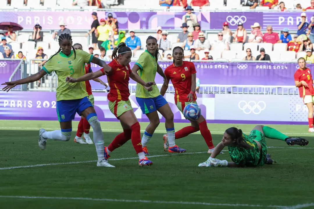La delantera espa&ntilde;ola Athenea del Castillo (2i) remata para anotar el 0-1 ante Brasil este mi&eacute;rcoles, en el partido del Grupo C de F&uacute;tbol Femenino de los Juegos Ol&iacute;mpicos de Par&iacute;s 2024, entre Brasil y Espa&ntilde;a, celebrado en el Estadio de Burdeos (Francia). EFE/ Kiko Huesca